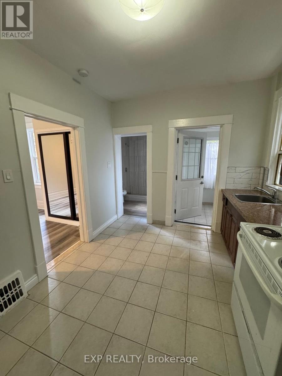 Main - 422 Clendenan Avenue, Toronto, Ontario  M6P 2X6 - Photo 14 - W12597582