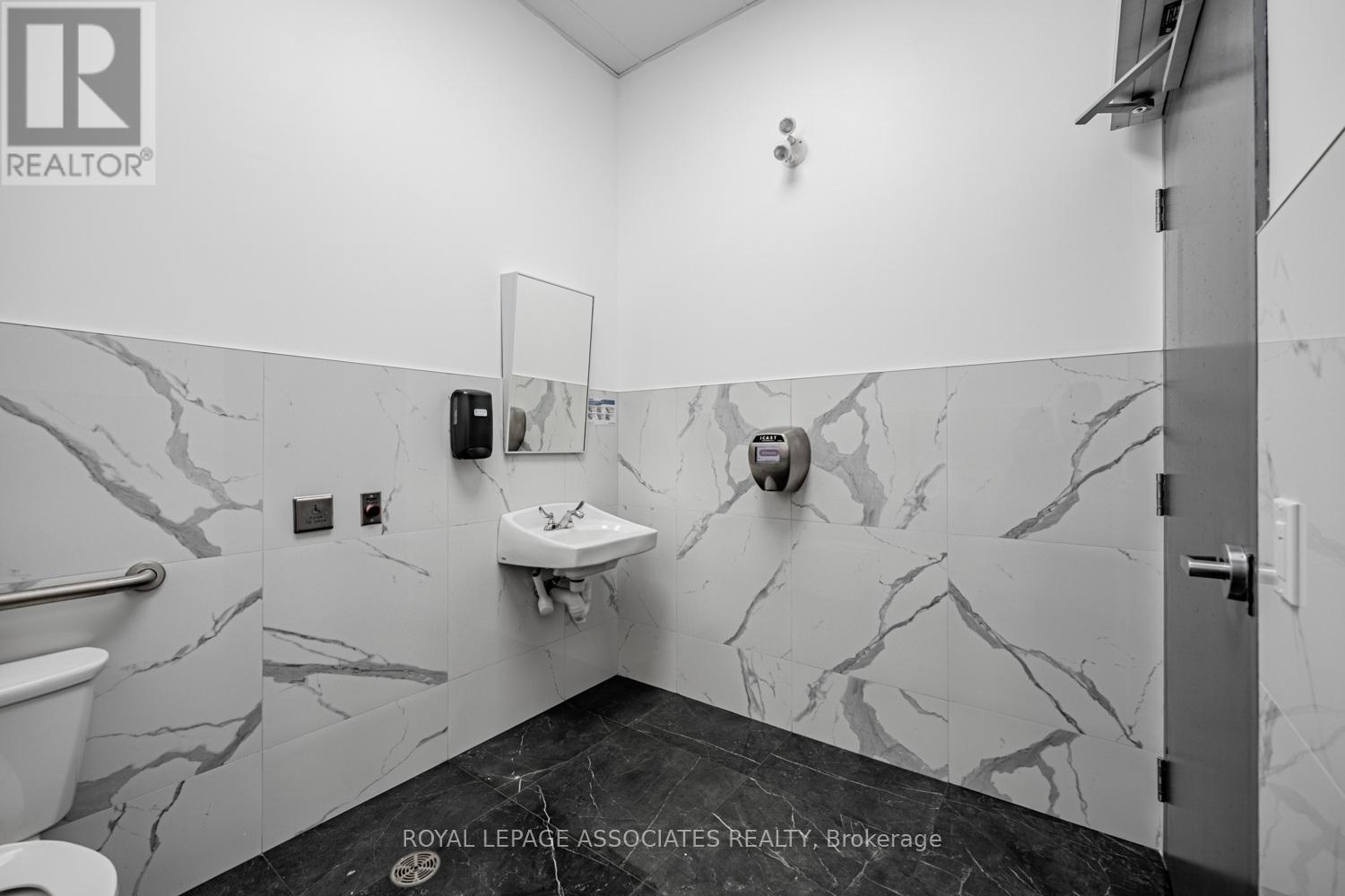 B - 205 Queen Street E, Brampton, Ontario  L6W 0C8 - Photo 32 - W12597584