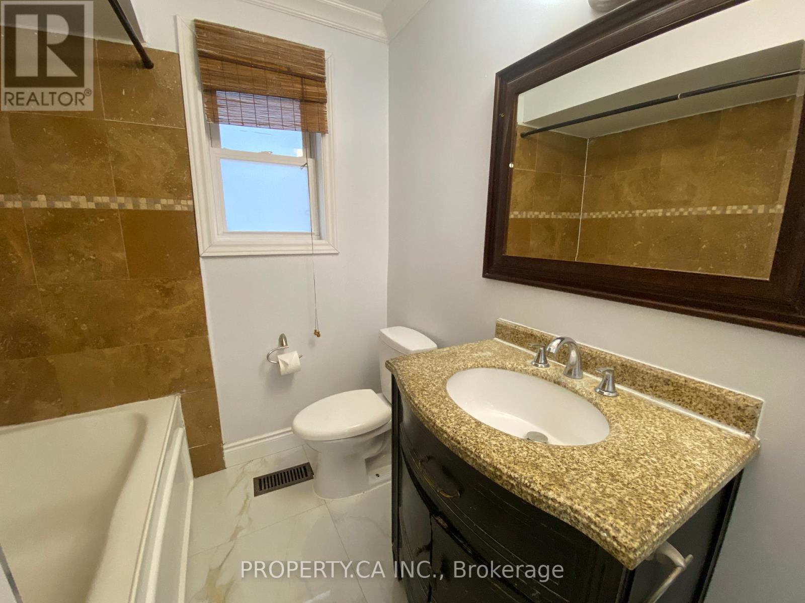 Main - 1067 Edgeleigh Avenue, Mississauga, Ontario  L5E 2G2 - Photo 11 - W12597596