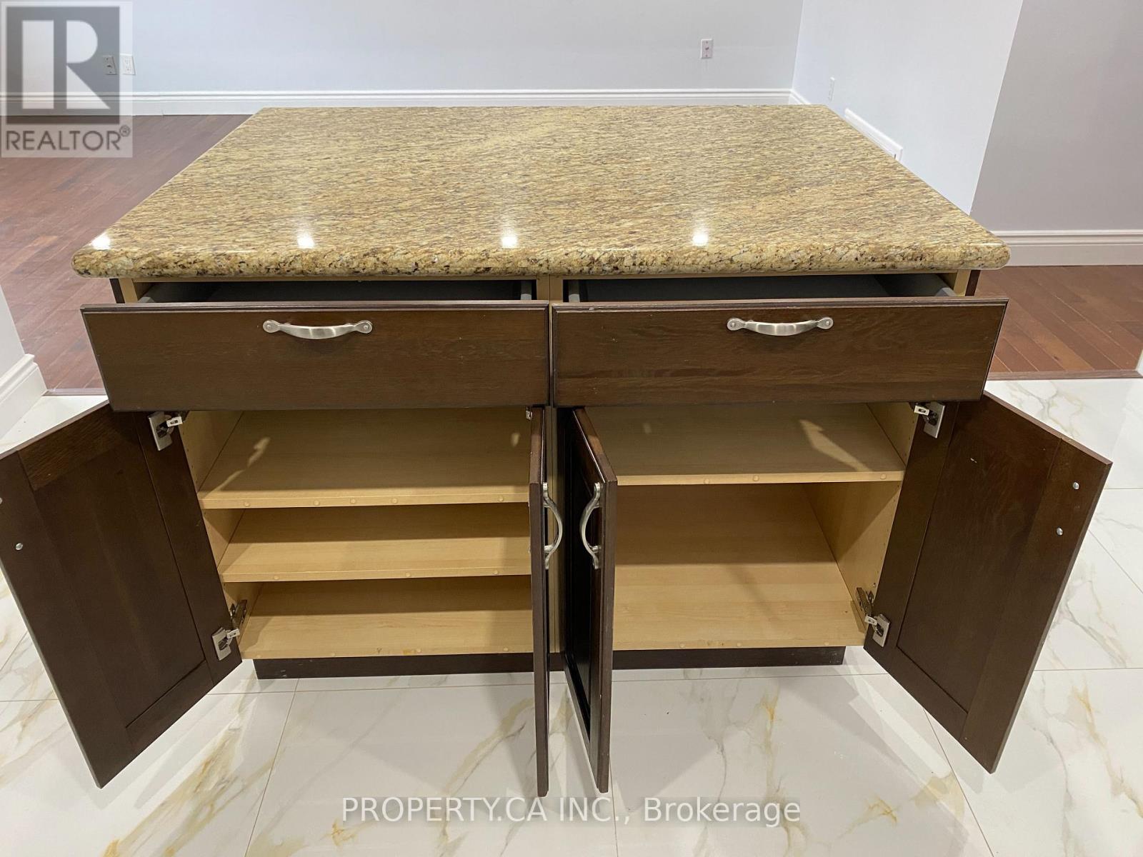 Main - 1067 Edgeleigh Avenue, Mississauga, Ontario  L5E 2G2 - Photo 6 - W12597596