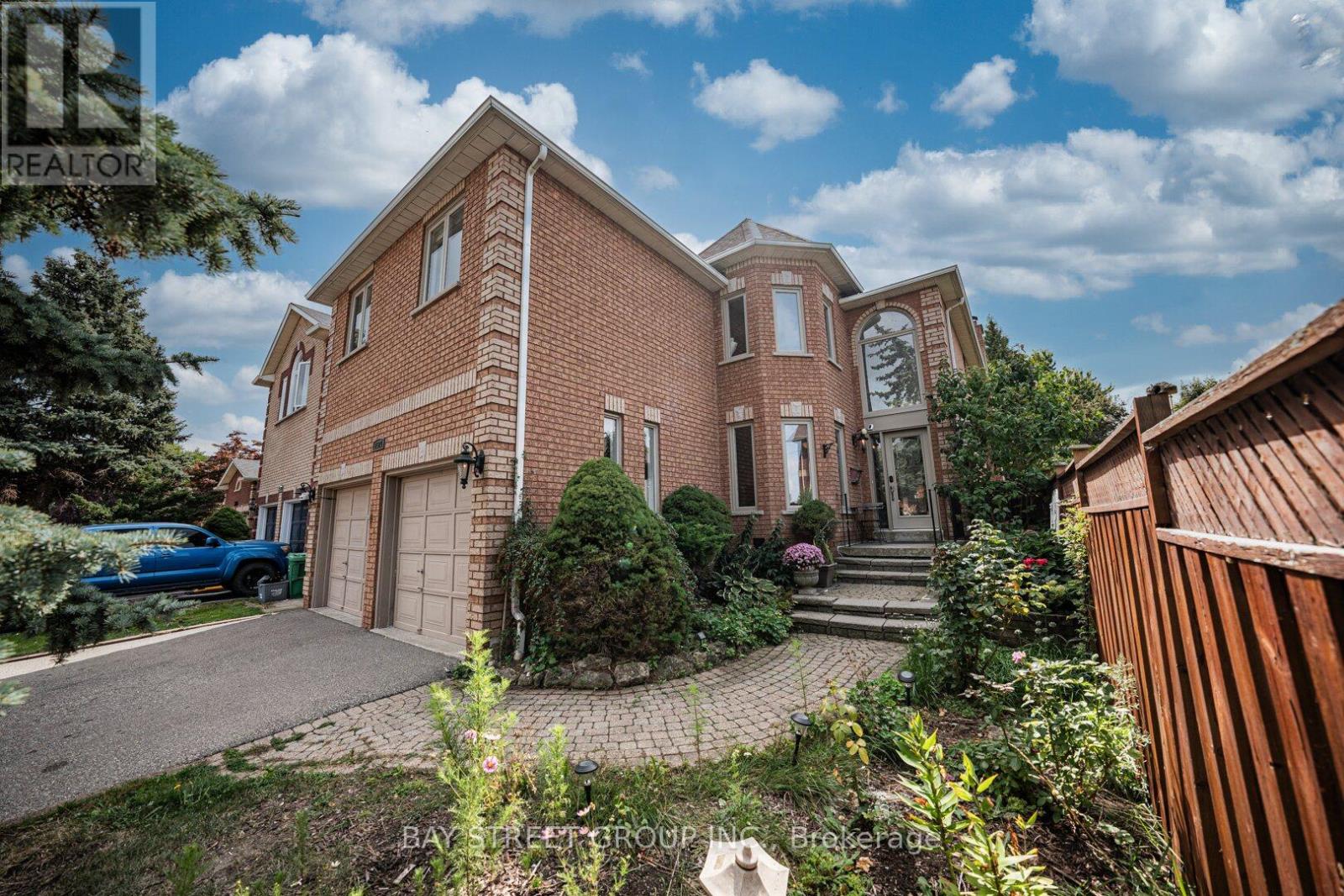 2524 Paula Court, Mississauga, Ontario  L5K 2R5 - Photo 2 - W12597734