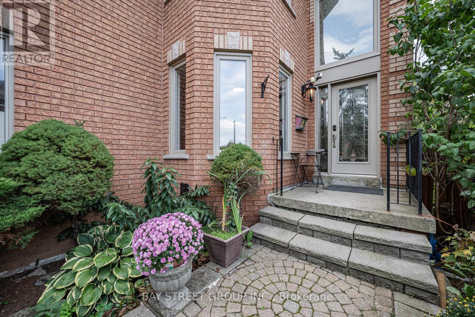 2524 Paula Court, Mississauga, Ontario  L5K 2R5 - Photo 3 - W12597734