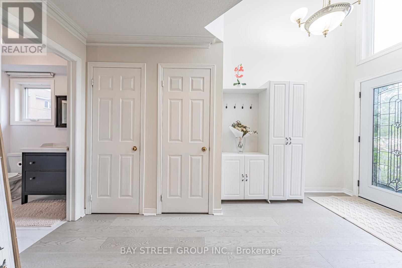 2524 Paula Court, Mississauga, Ontario  L5K 2R5 - Photo 5 - W12597734