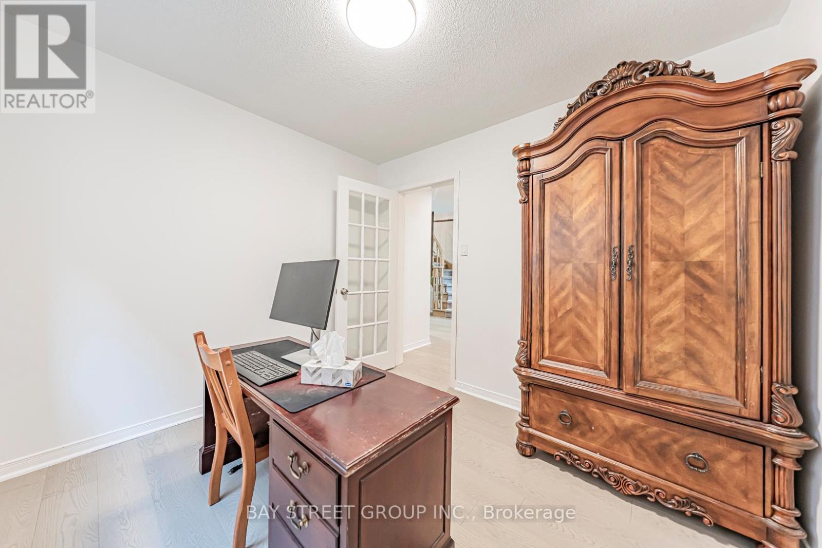 2524 Paula Court, Mississauga, Ontario  L5K 2R5 - Photo 9 - W12597734