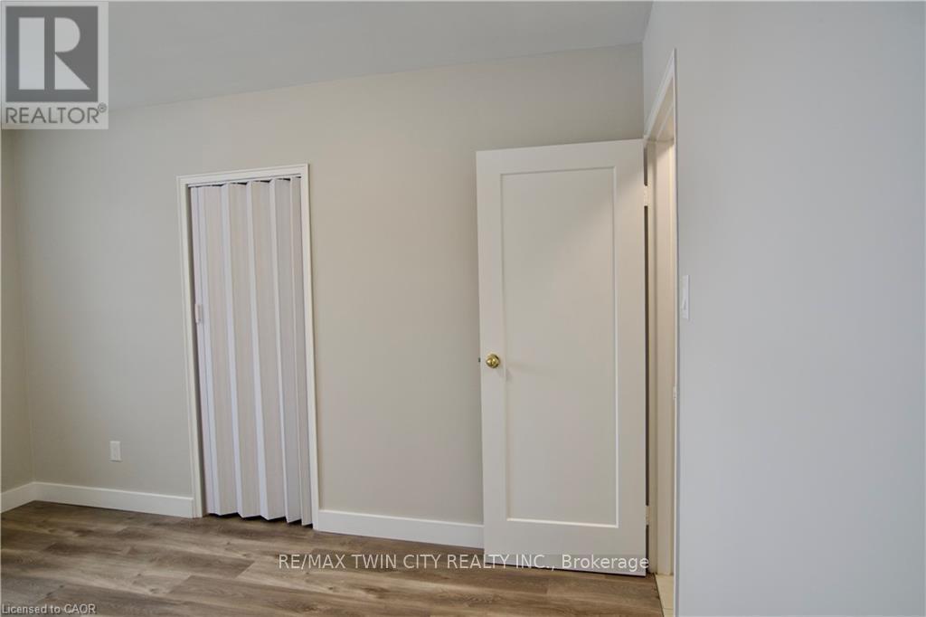 304 - 122 Sixth Avenue, Kitchener, Ontario  N2C 1R1 - Photo 11 - X12597762