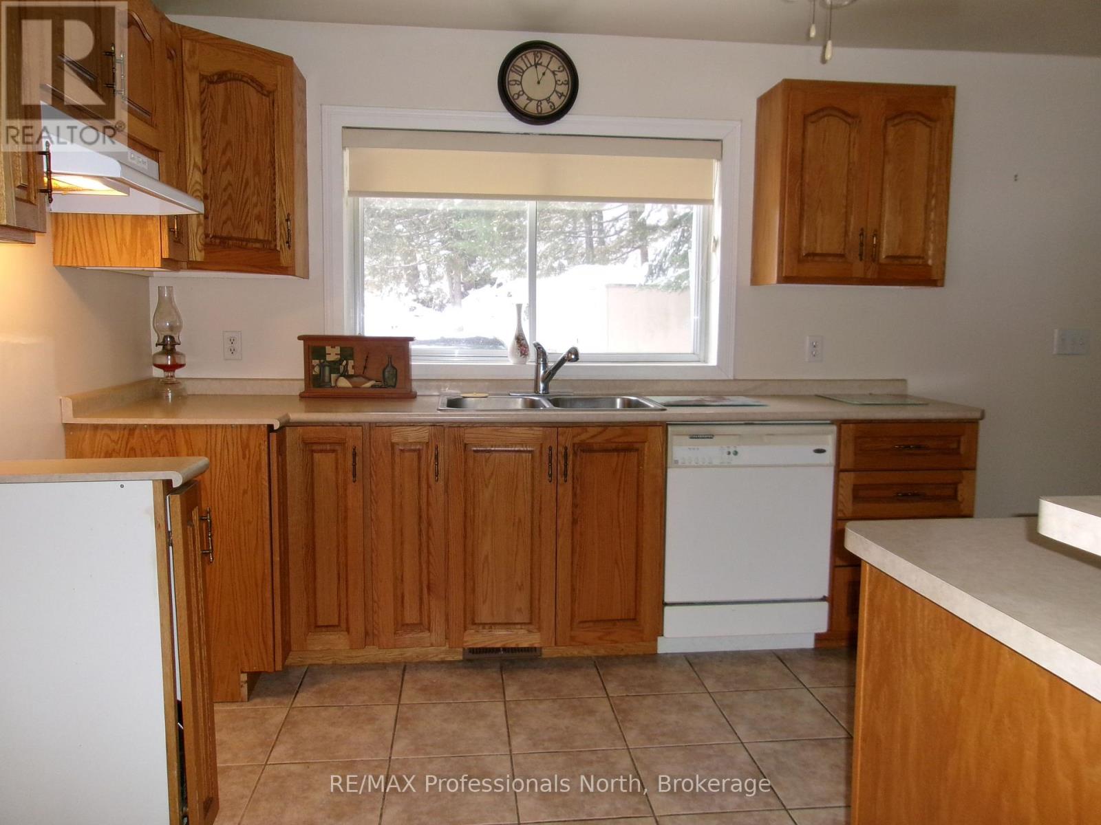 646 Mountain Street, Dysart Et Al, Ontario K0M 1S0 - Photo 13 - X12555136