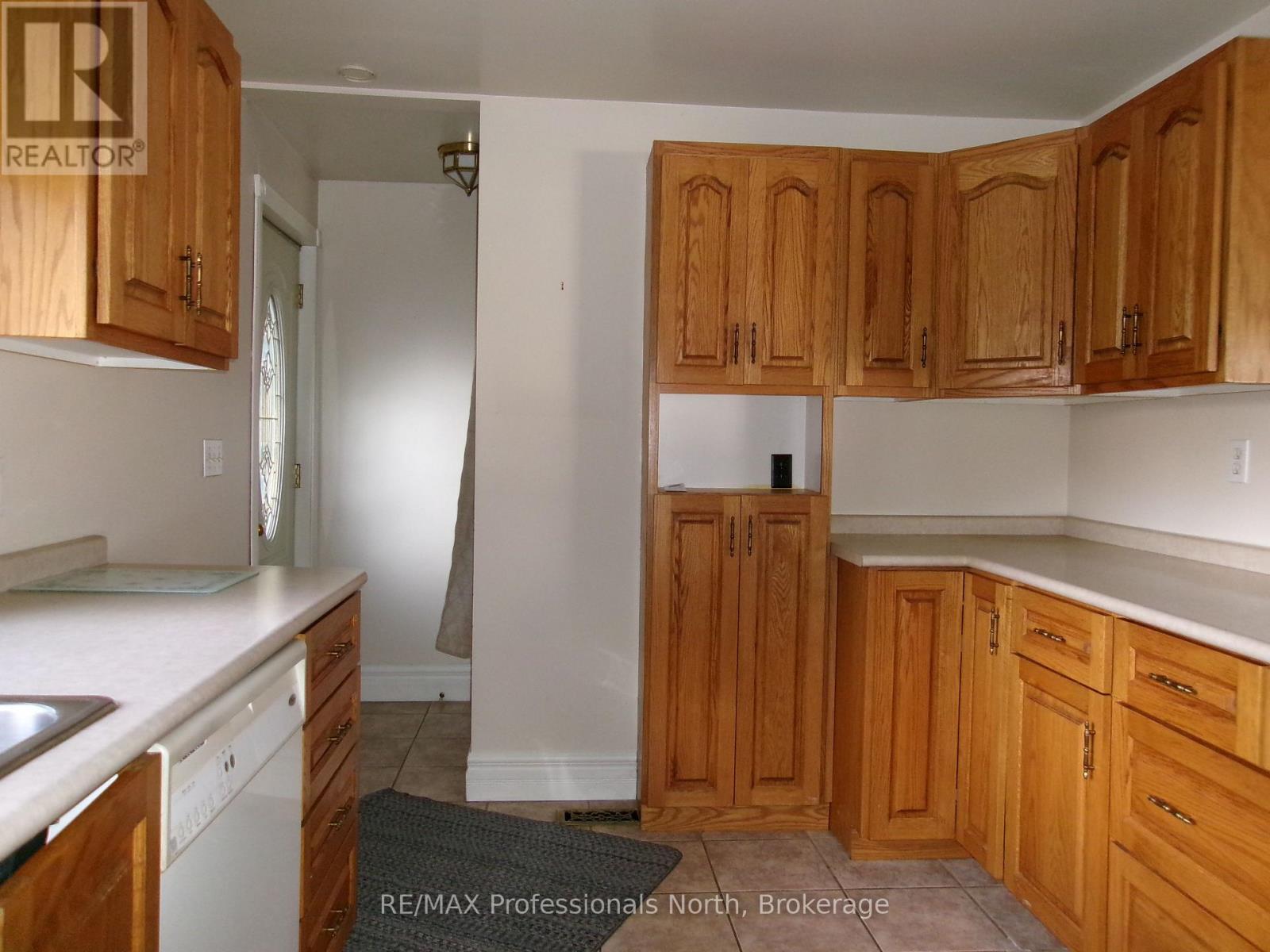 646 Mountain Street, Dysart Et Al, Ontario K0M 1S0 - Photo 12 - X12555136