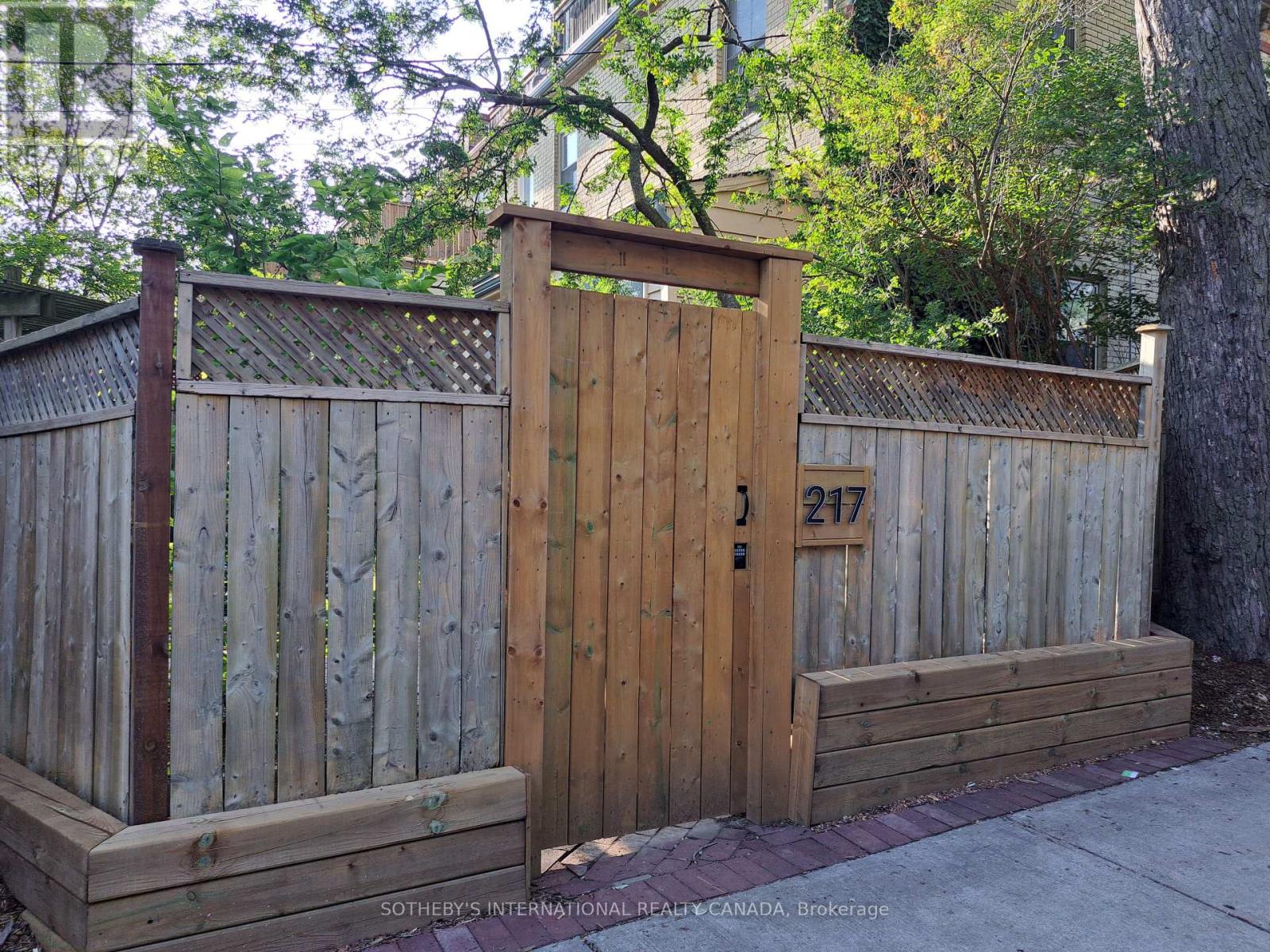 Unit 2 - 215-217 Carlton Street, Toronto, Ontario  M5A 2K9 - Photo 3 - C12405242