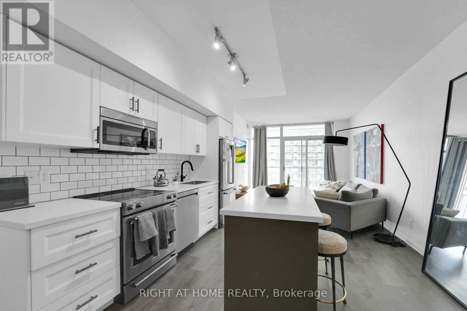 1414 - 105 The Queensway, Toronto, Ontario  M6S 5B5 - Photo 6 - W12597800