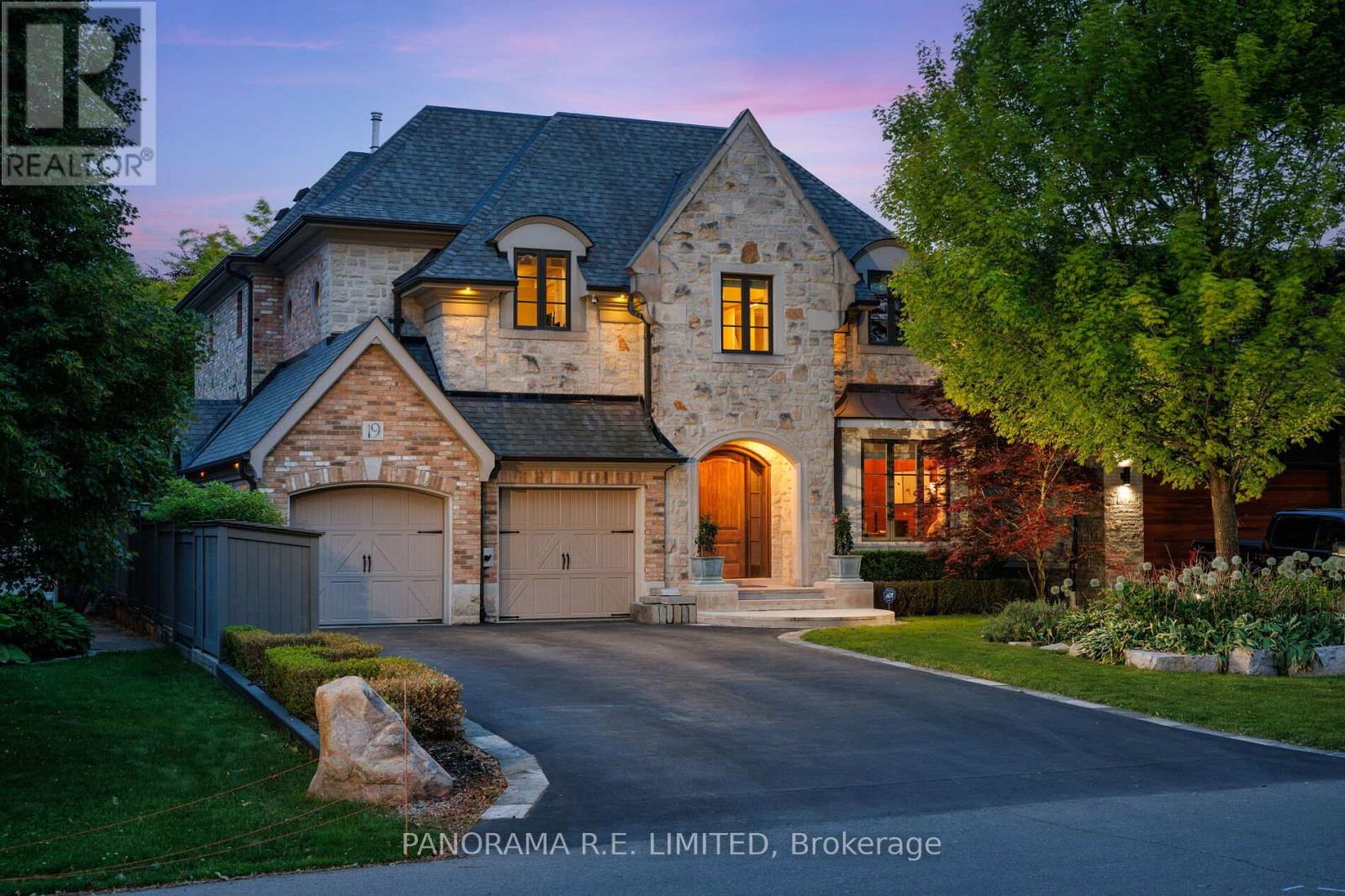 19 GRAYSTONE GARDENS, Toronto, Ontario