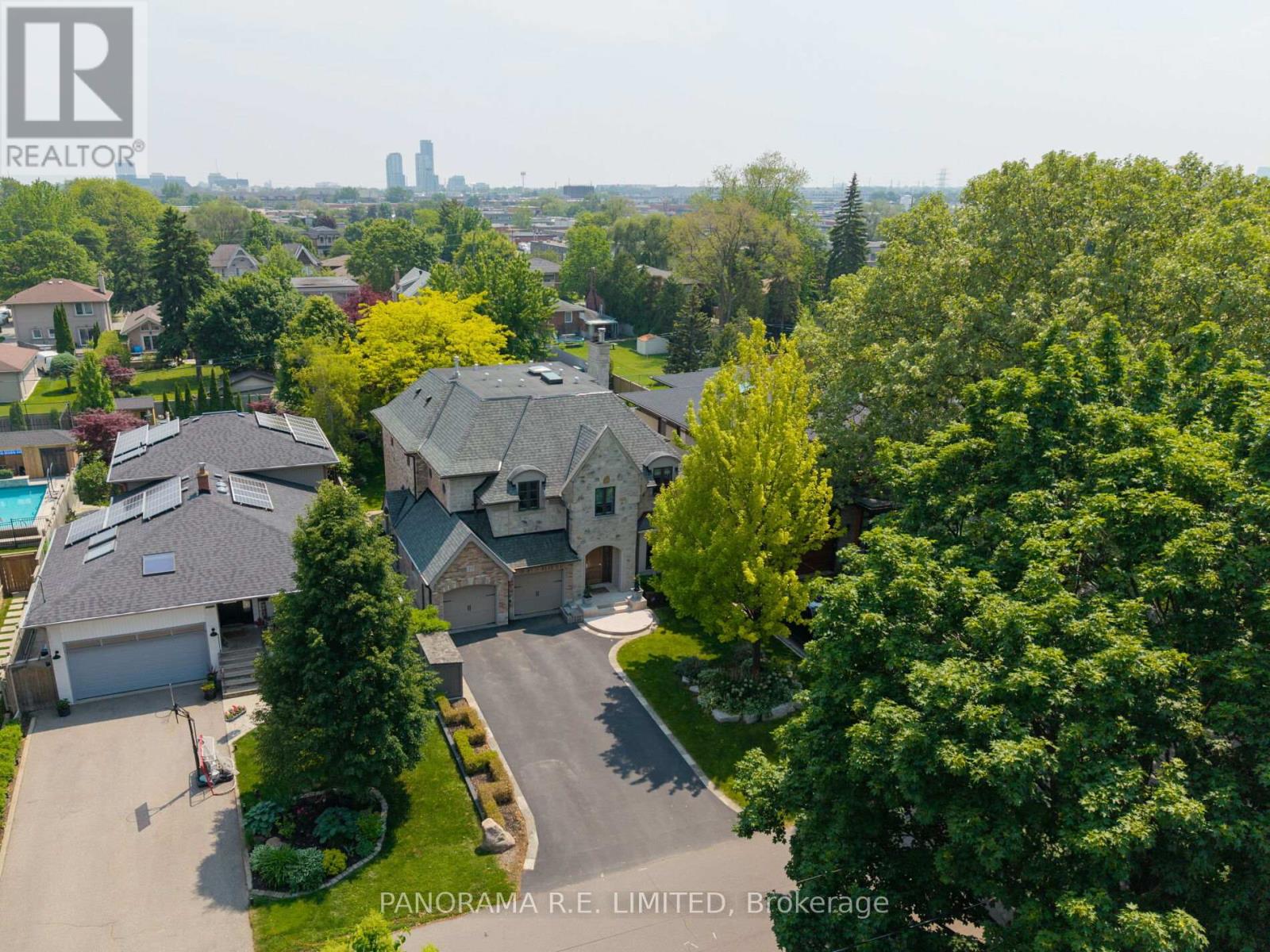 19 Graystone Gardens, Toronto, Ontario  M8Z 3C2 - Photo 3 - W12597884