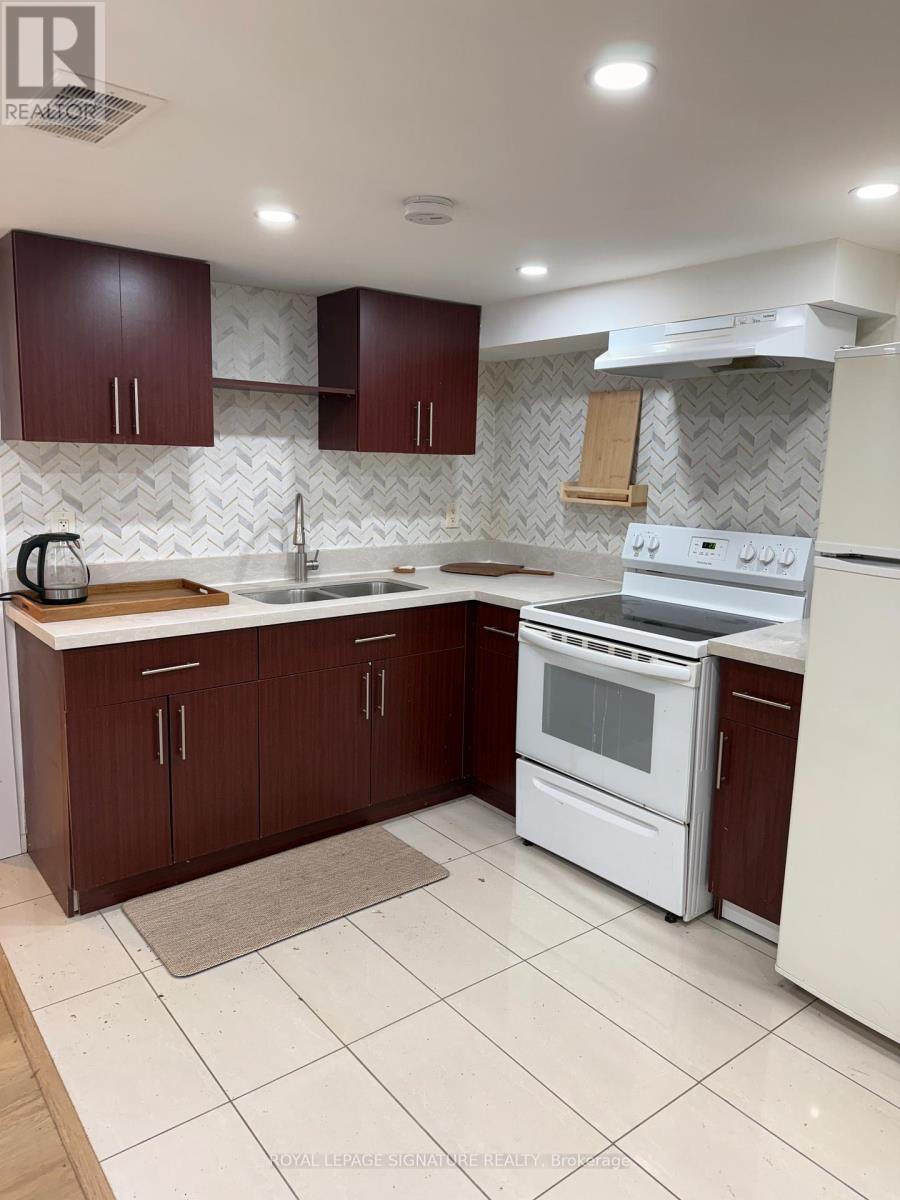 Lower - 25 Joseph Street, Mississauga, Ontario  L5M 1N8 - Photo 4 - W12597902