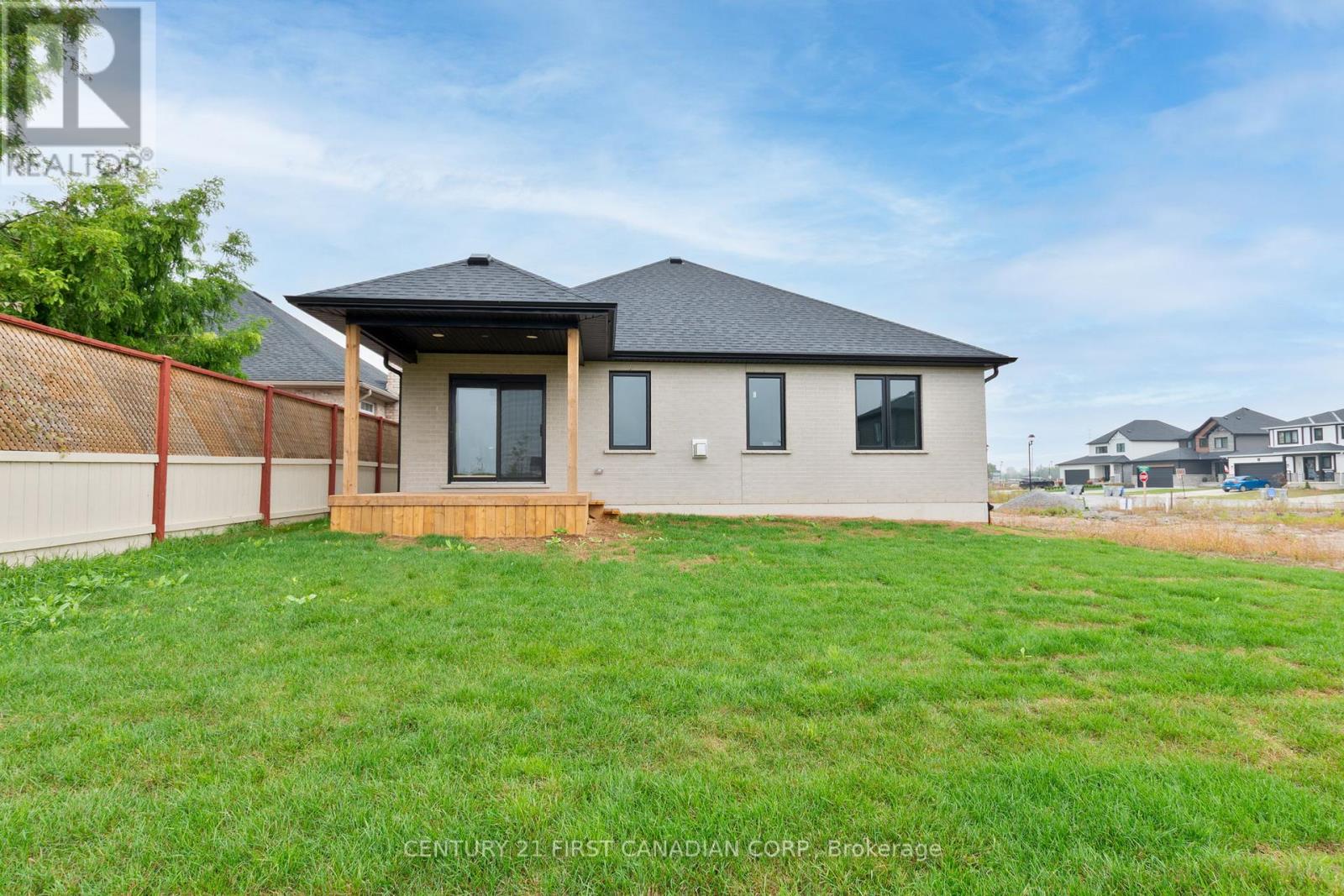 21 Hamilton Street, North Middlesex, Ontario  N0M 1A0 - Photo 7 - X12597984