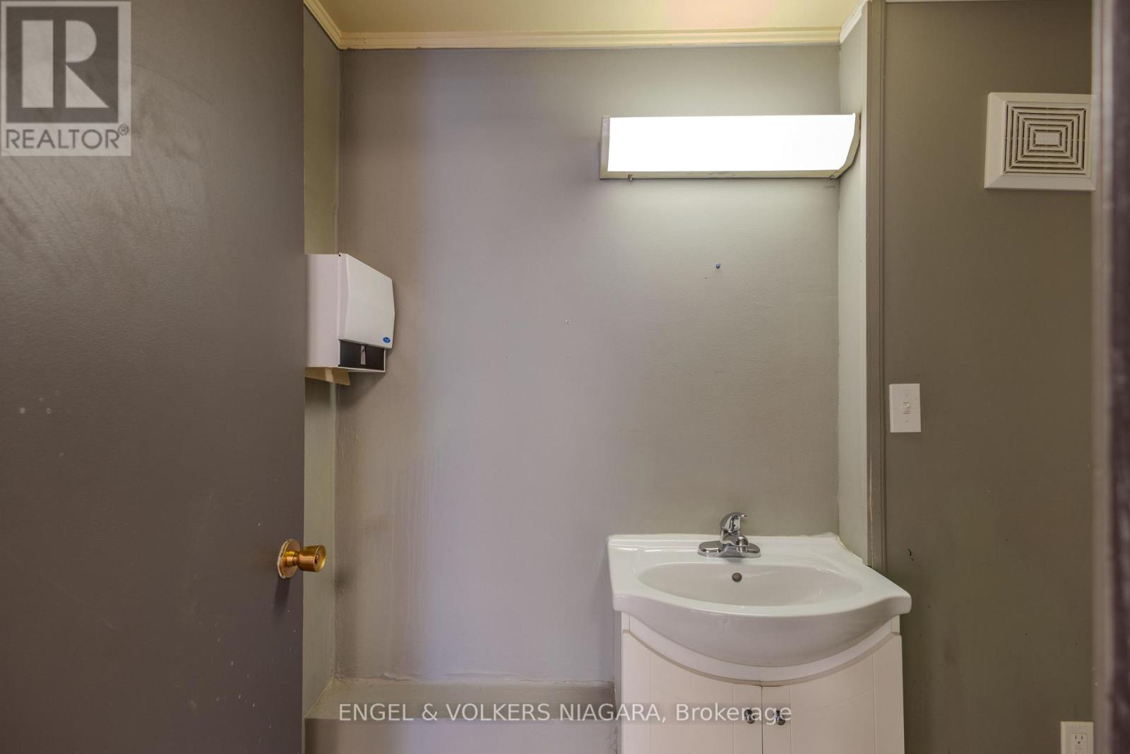 4796 Victoria Avenue, Niagara Falls, Ontario  L2E 4C3 - Photo 12 - X12597980