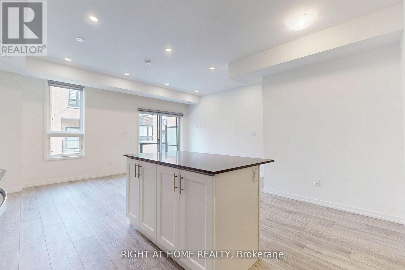 4 - 17 Lytham Green Circle, Newmarket, Ontario  L3Y 0H4 - Photo 4 - N12597976