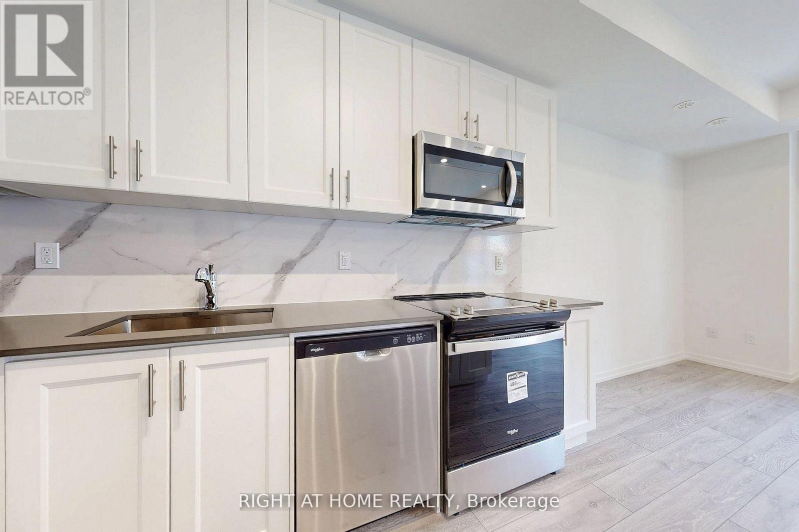 4 - 17 Lytham Green Circle, Newmarket, Ontario  L3Y 0H4 - Photo 5 - N12597976