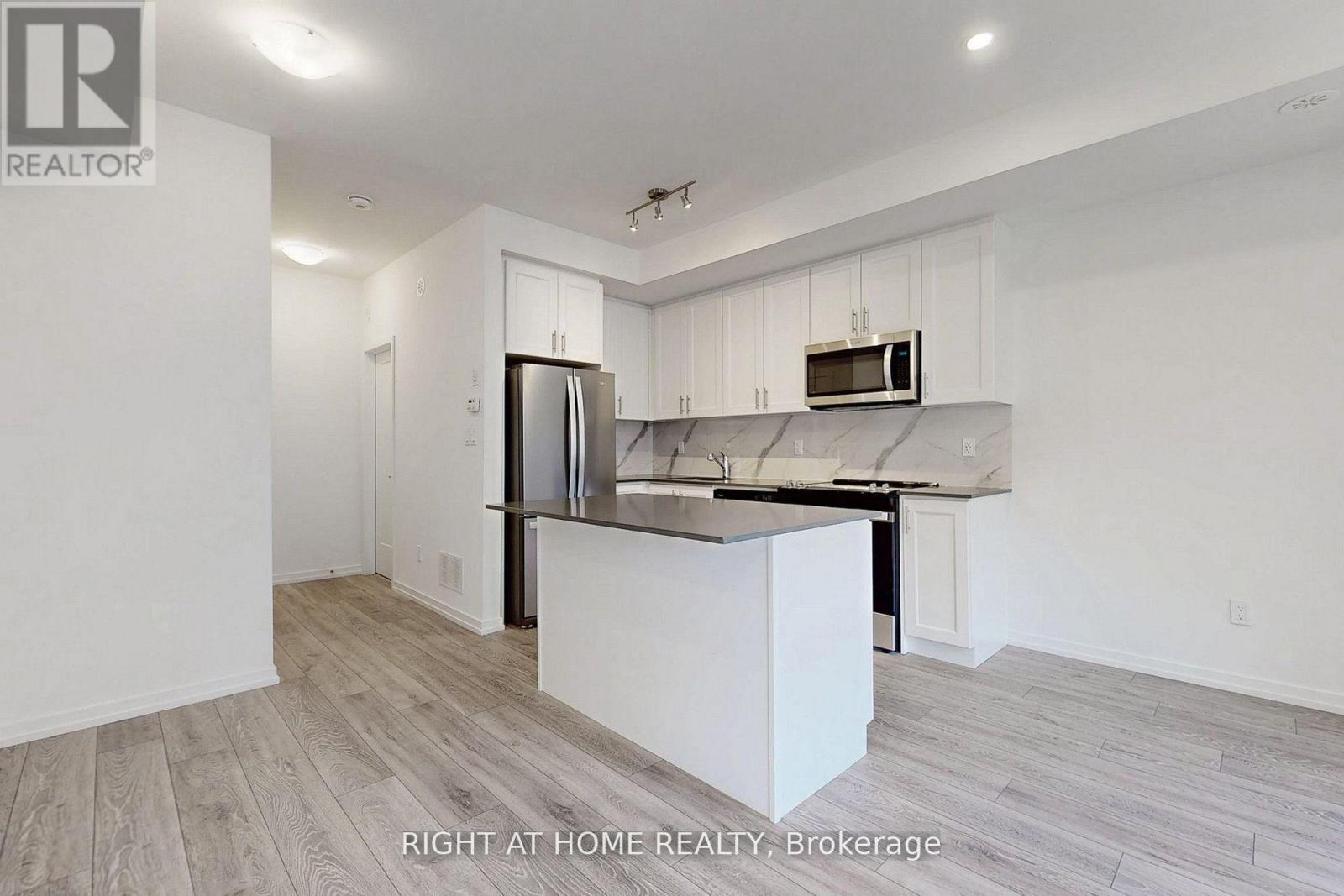 4 - 17 Lytham Green Circle, Newmarket, Ontario  L3Y 0H4 - Photo 6 - N12597976