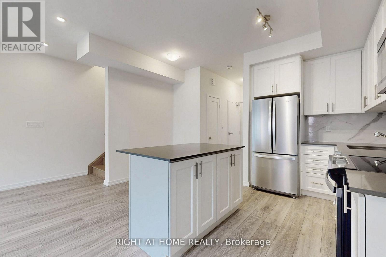 4 - 17 Lytham Green Circle, Newmarket, Ontario  L3Y 0H4 - Photo 7 - N12597976