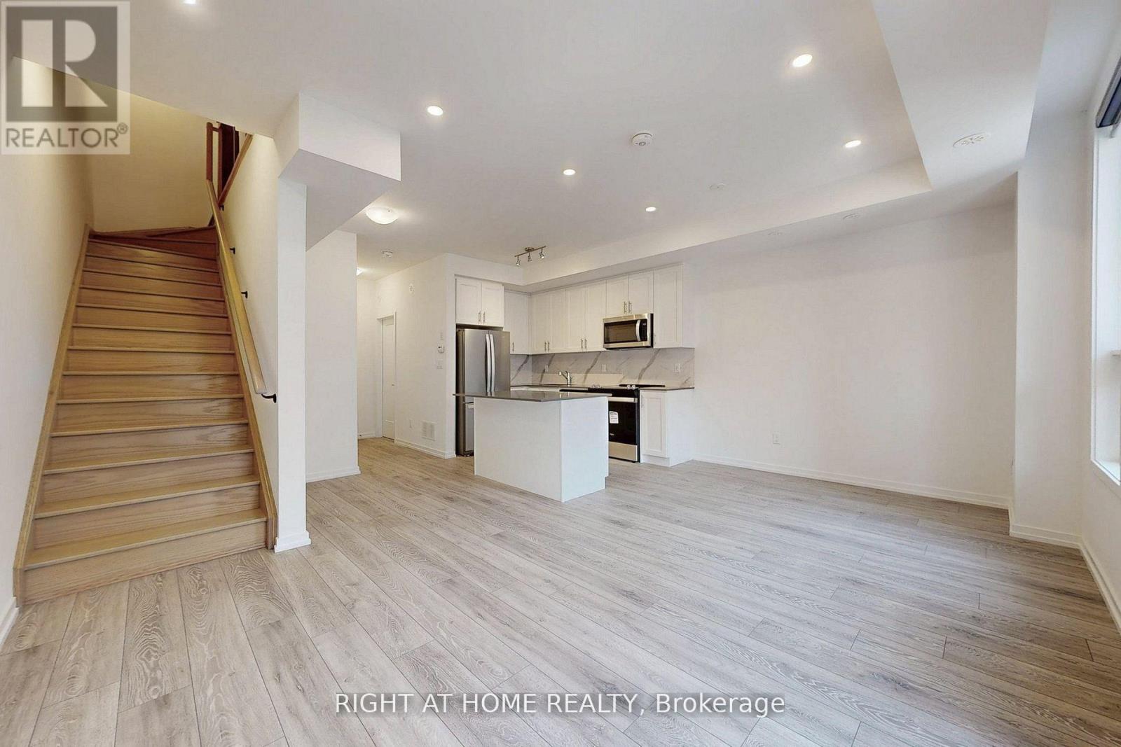 4 - 17 Lytham Green Circle, Newmarket, Ontario  L3Y 0H4 - Photo 8 - N12597976