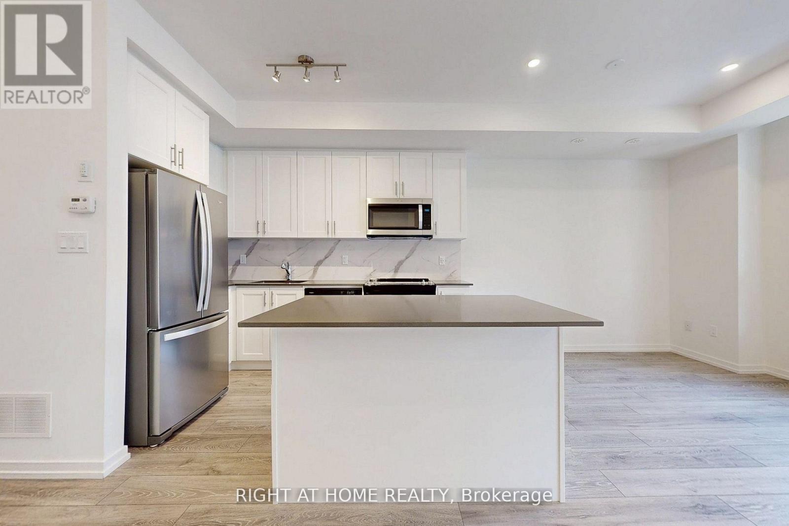 4 - 17 Lytham Green Circle, Newmarket, Ontario  L3Y 0H4 - Photo 9 - N12597976