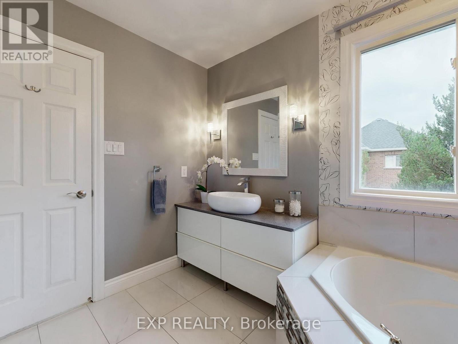 98 Lowther Avenue, Richmond Hill, Ontario  L4E 4P3 - Photo 23 - N12598092