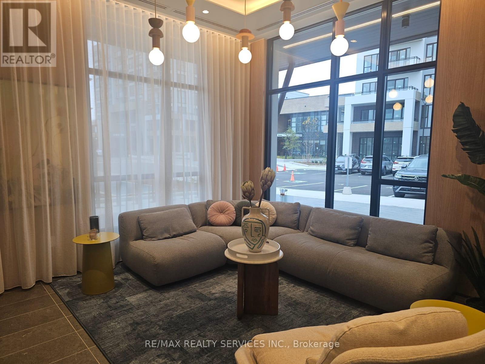 720 Whitlock Avenue, Milton (Wi Willmott), Ontario  L9E 2B9 - Photo 4 - W12598120