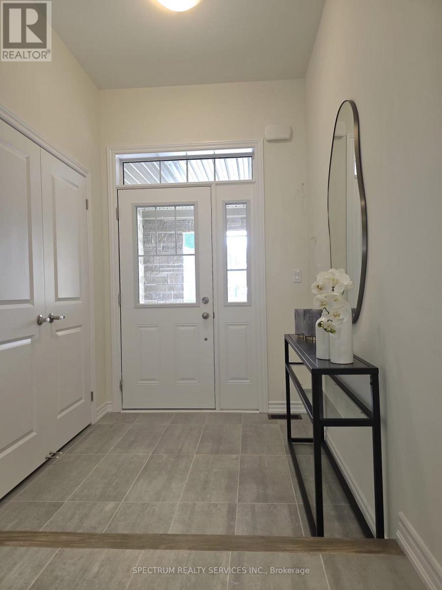 19 Inverness Way, Bradford West Gwillimbury (Bradford), Ontario  L3Z 0W4 - Photo 4 - N12596914