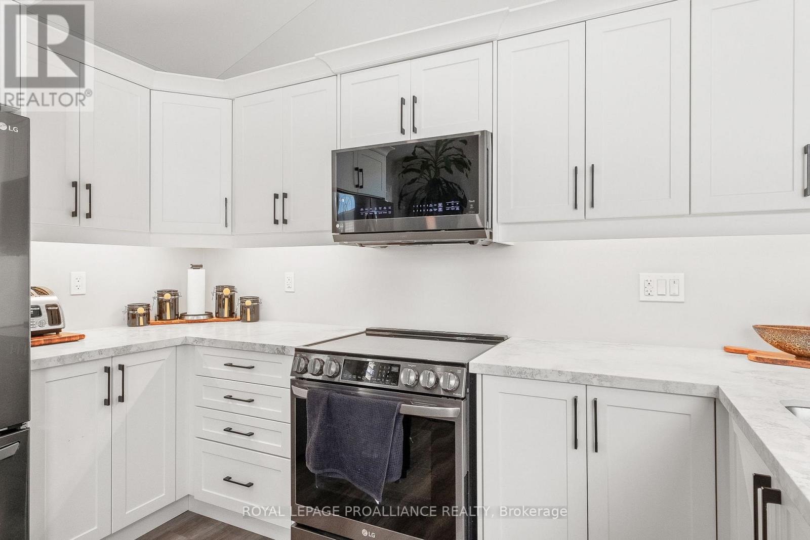 102 - 300 Croft Street, Port Hope, Ontario L1A 0E1 - Photo 13 - X12597840