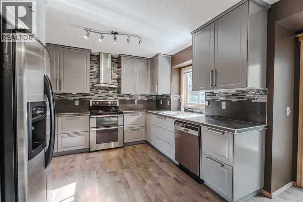 135 Canterbury Court Sw, Calgary, Alberta  T2W 6C1 - Photo 9 - A2261577