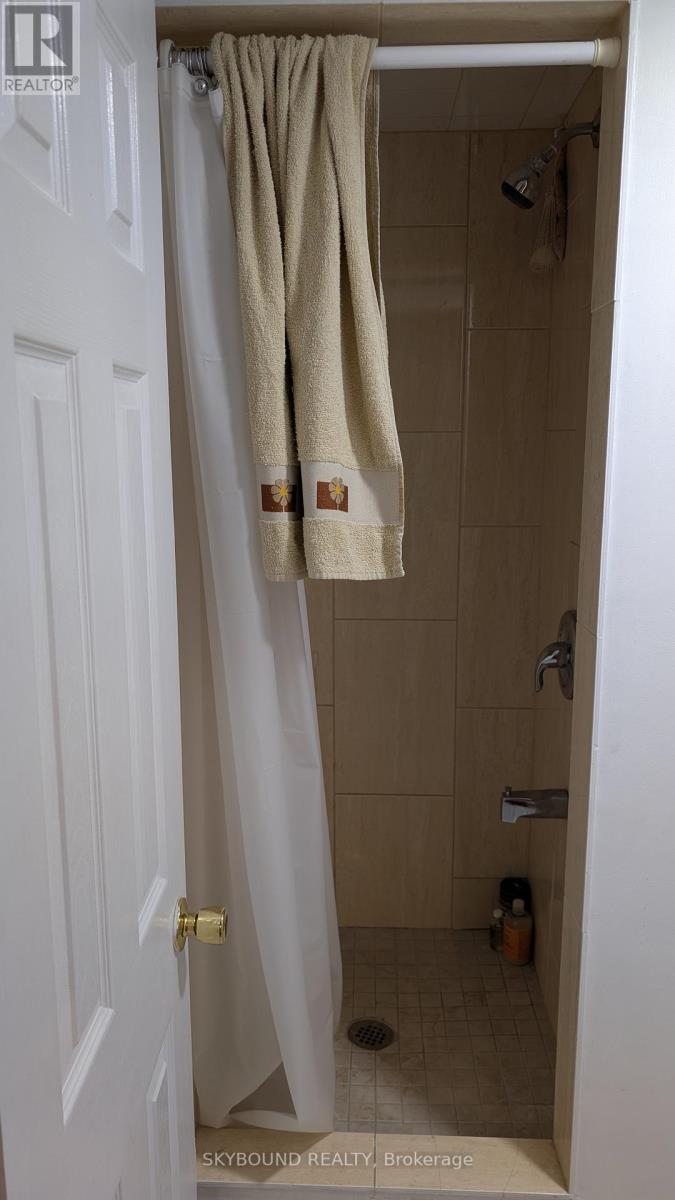 Store - 486 Rogers Road, Toronto, Ontario  M6M 1B1 - Photo 18 - W12598210