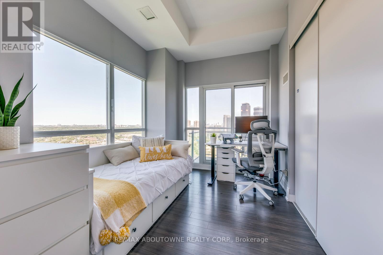 2524 - 165 Legion Road N, Toronto, Ontario  M8Y 0B3 - Photo 21 - W12598264