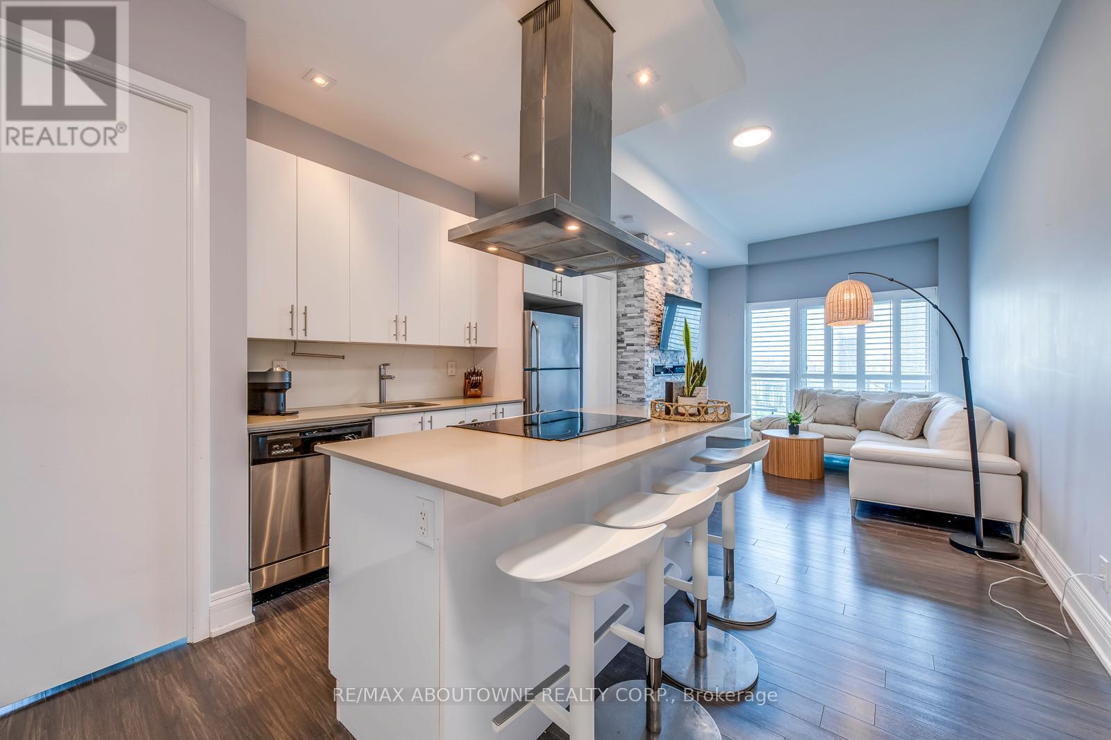 2524 - 165 Legion Road N, Toronto, Ontario  M8Y 0B3 - Photo 4 - W12598264