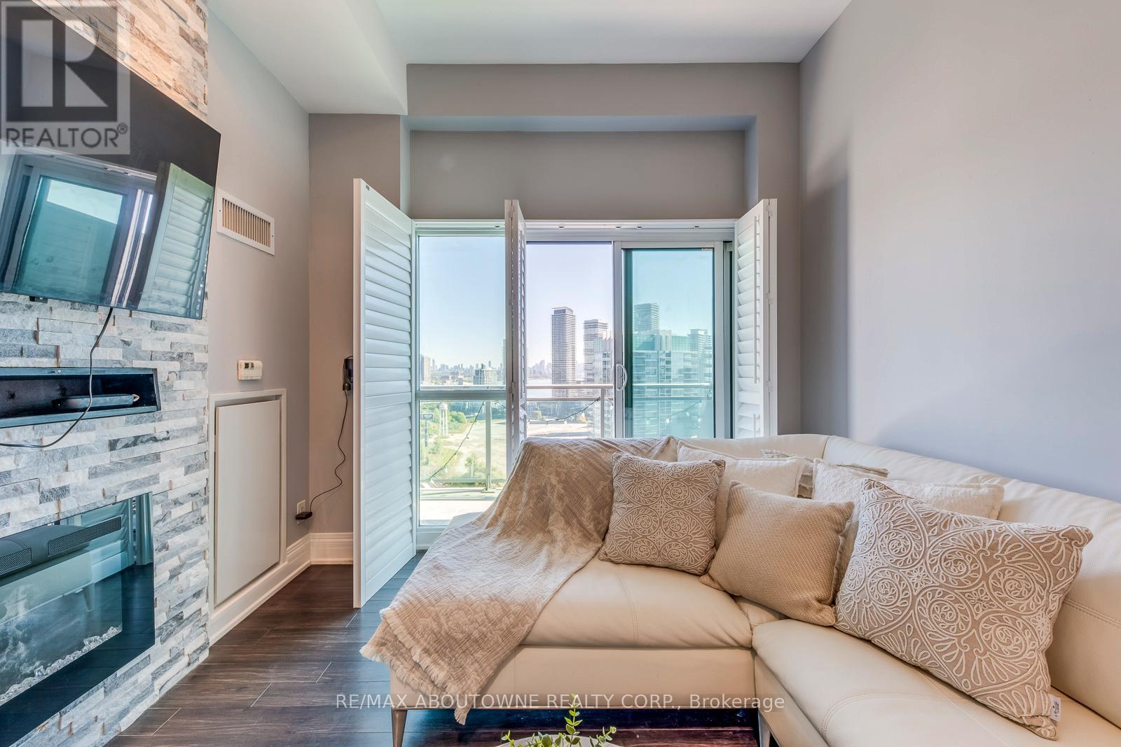 2524 - 165 Legion Road N, Toronto, Ontario  M8Y 0B3 - Photo 7 - W12598264