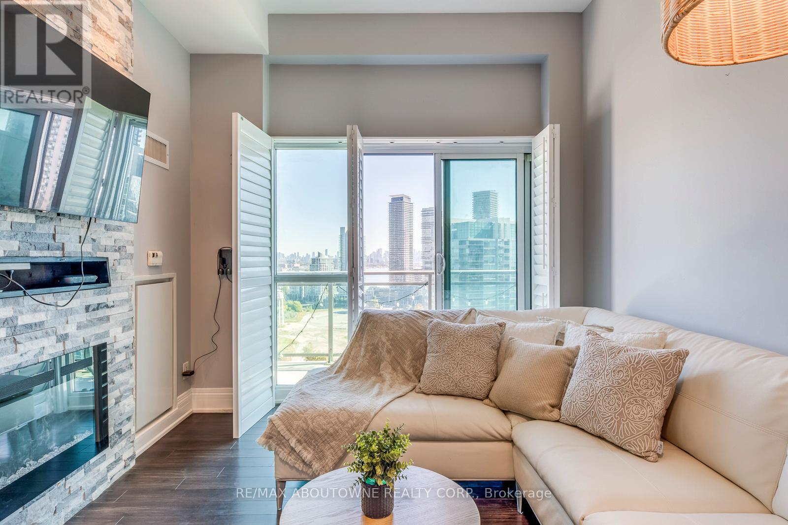 2524 - 165 Legion Road N, Toronto, Ontario  M8Y 0B3 - Photo 8 - W12598264