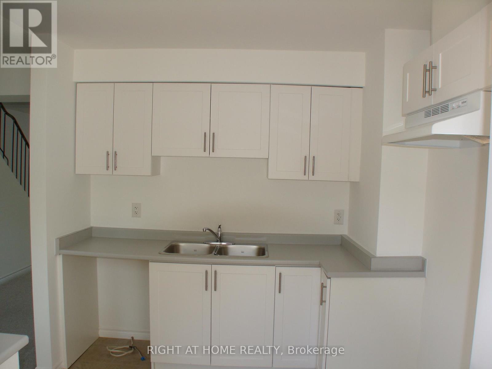 E3 - 63 Ferris Lane, Barrie, Ontario  L4M 5C4 - Photo 3 - S12456865