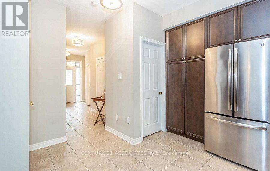 2449 Montagne Avenue, Oakville, Ontario L6M 0J5 - Photo 9 - W12591140