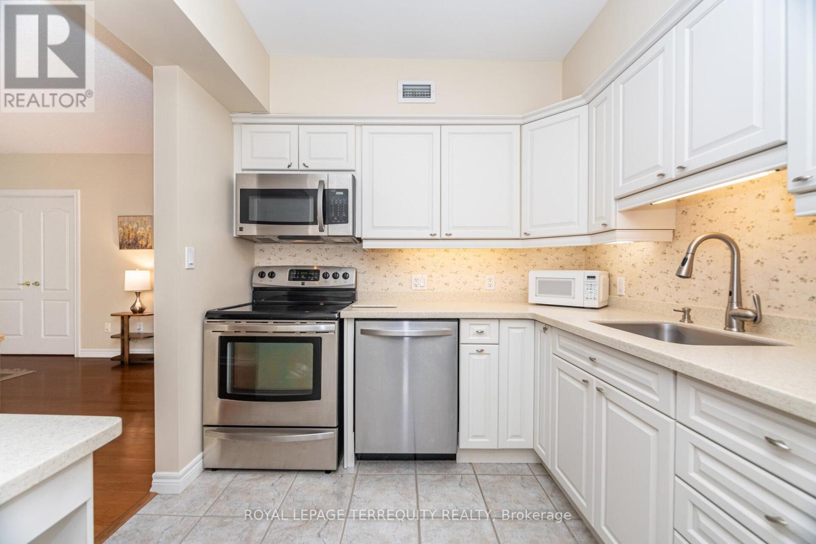 204 - 77 Governors Road, Hamilton, Ontario  L9H 7N8 - Photo 13 - X12598278