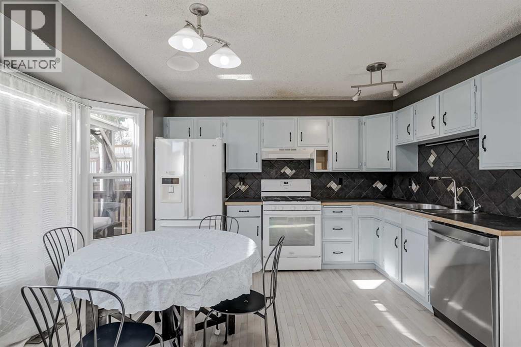 72 Strathcona Crescent, Calgary, Alberta T3H 1L1 - Photo 11 - A2263280