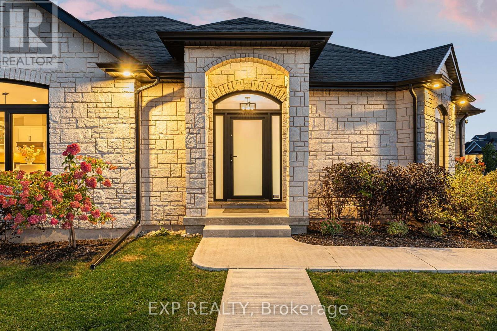 4242 Village Creek Drive, Fort Erie, Ontario L0S 1S0 - Photo 3 - X12598300