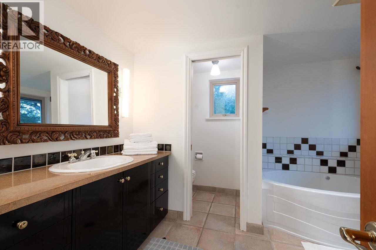 620 Laura Road, Bowen Island, British Columbia  V0N 1G2 - Photo 13 - R2983894