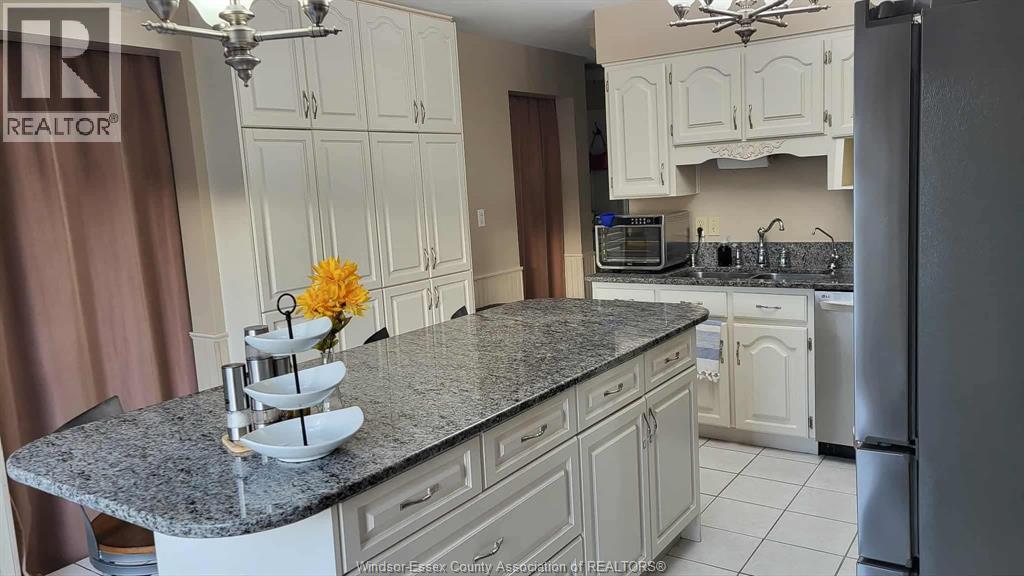 12033 St. Thomas Crescent, Tecumseh, Ontario N8N 3V6 - Photo 5 - 25031059