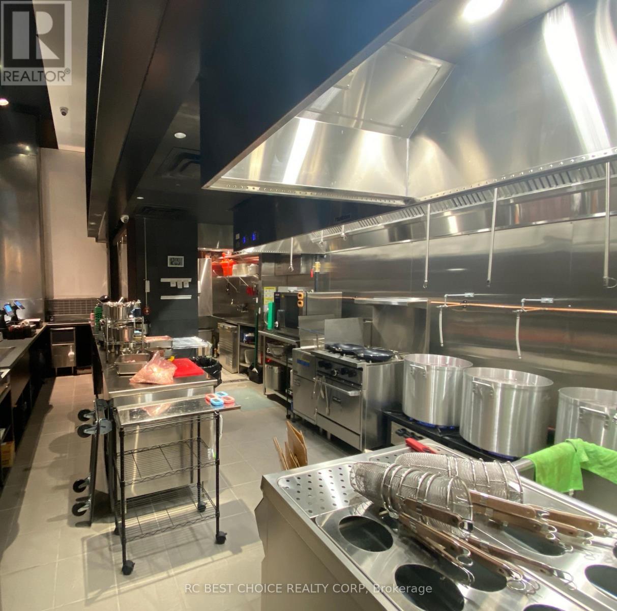 Cru F17 - 220 Yonge Street, Toronto, Ontario  M5B 2H1 - Photo 2 - C12598328