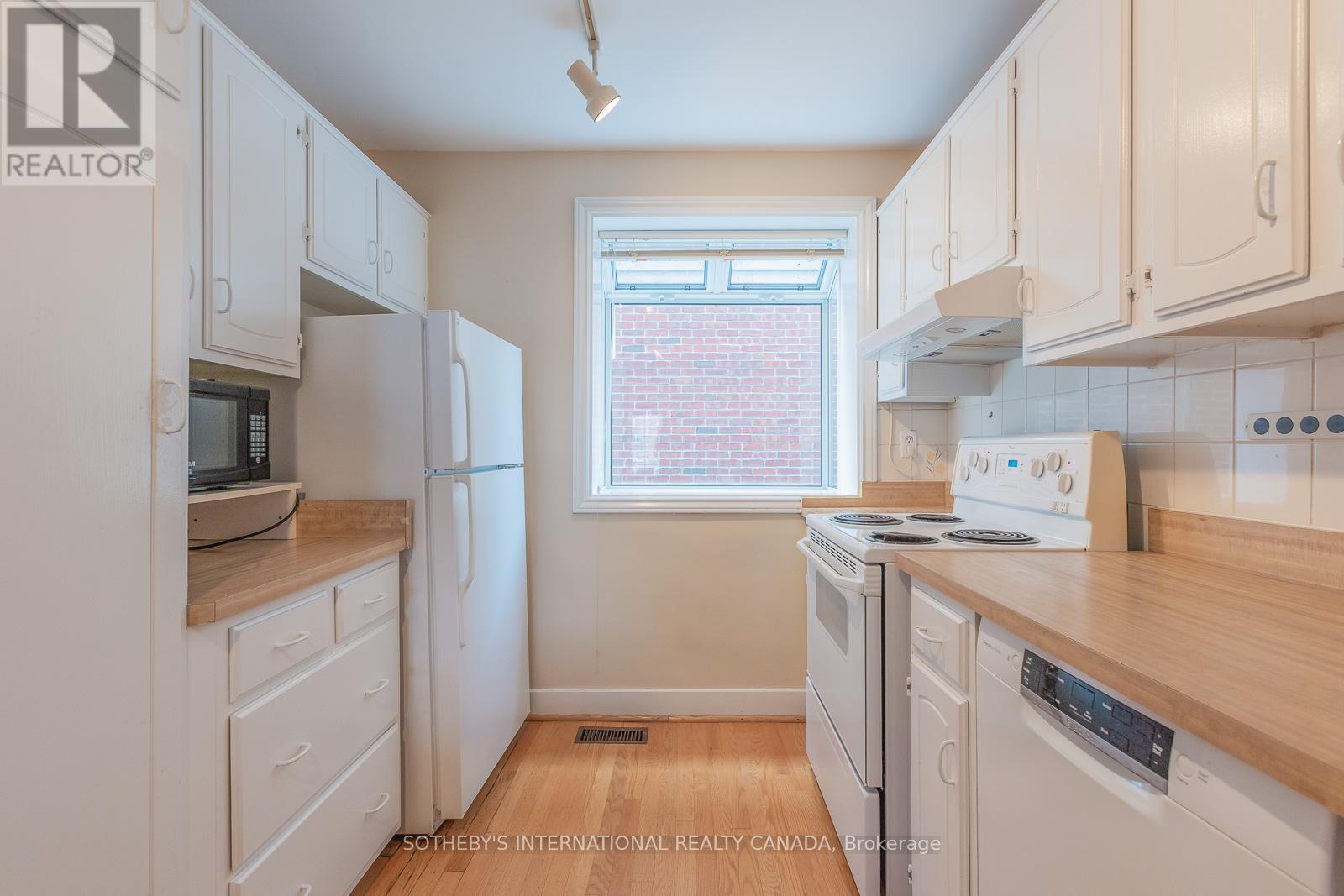 24 Douglas Crescent, Toronto, Ontario  M4W 2E7 - Photo 10 - C12598336