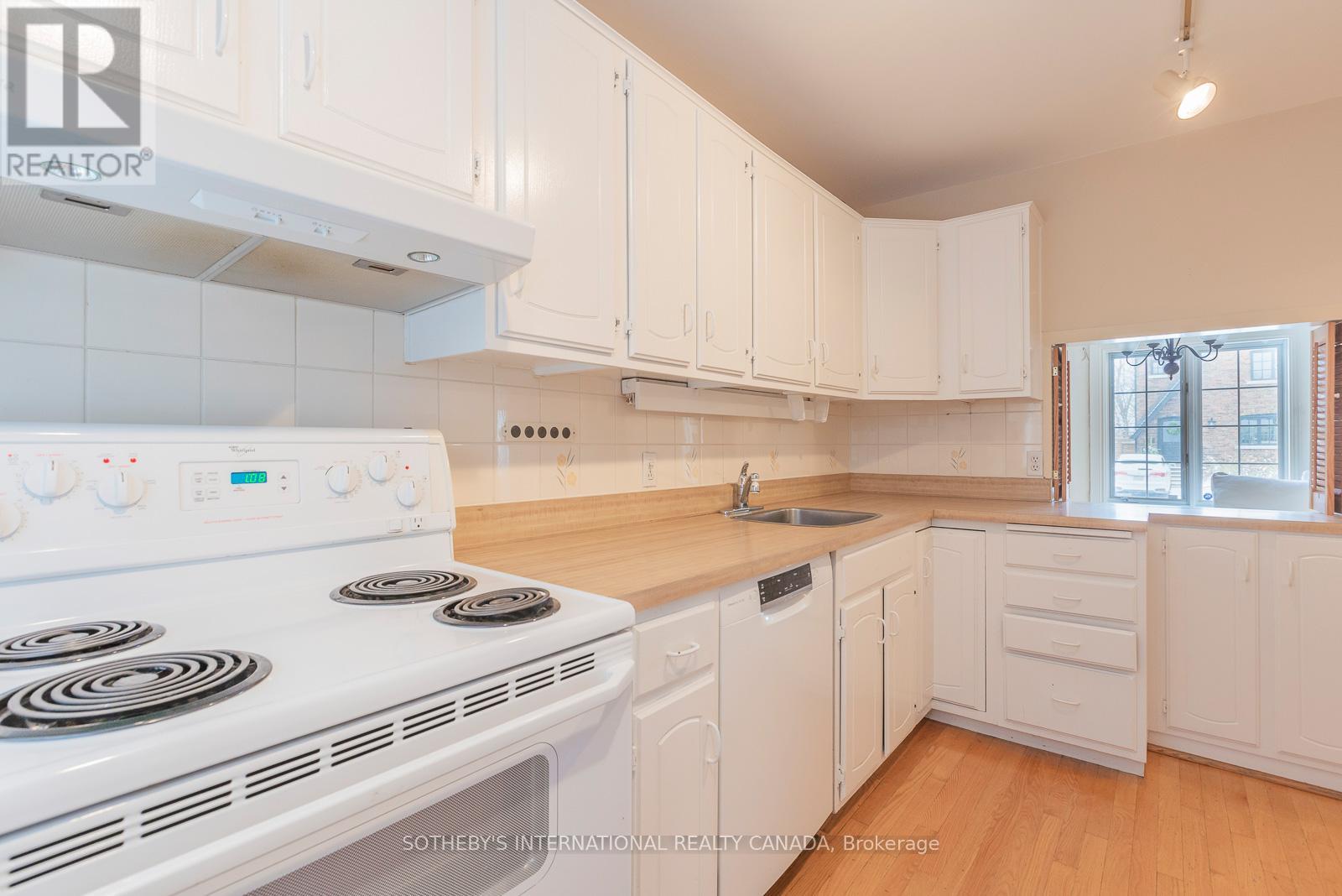 24 Douglas Crescent, Toronto, Ontario  M4W 2E7 - Photo 11 - C12598336