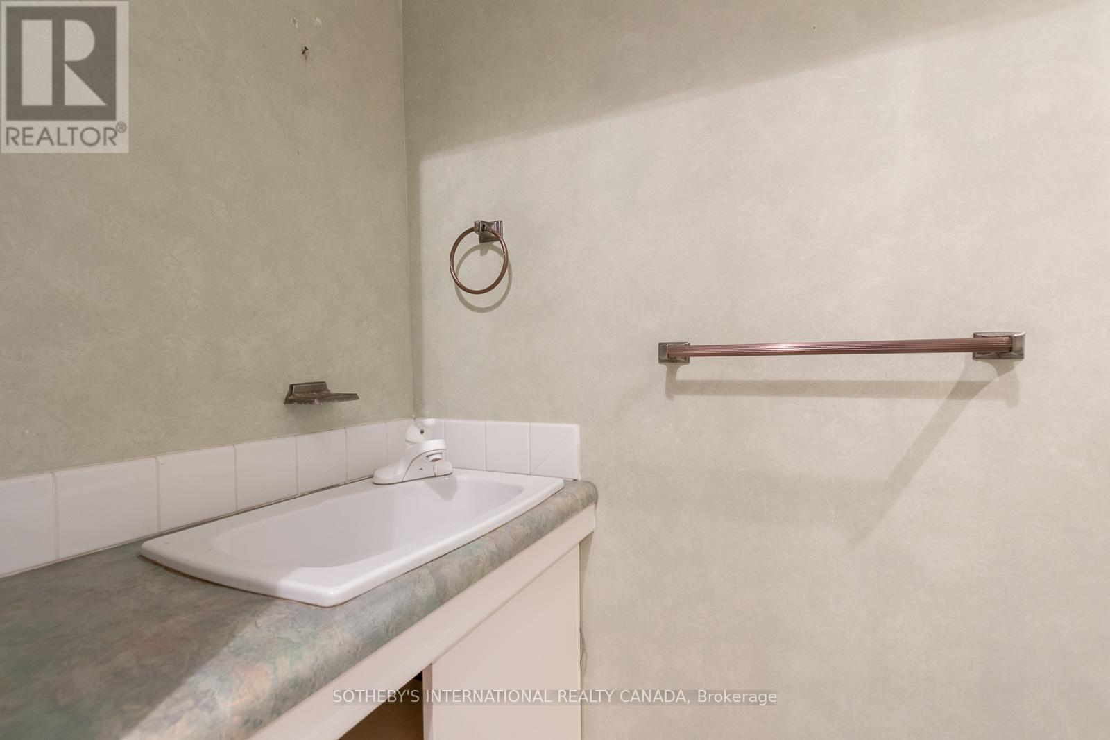 24 Douglas Crescent, Toronto, Ontario  M4W 2E7 - Photo 13 - C12598336