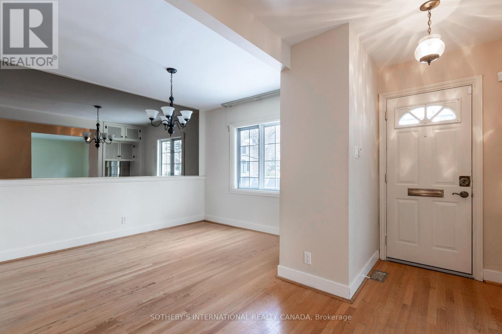 24 Douglas Crescent, Toronto, Ontario  M4W 2E7 - Photo 2 - C12598336