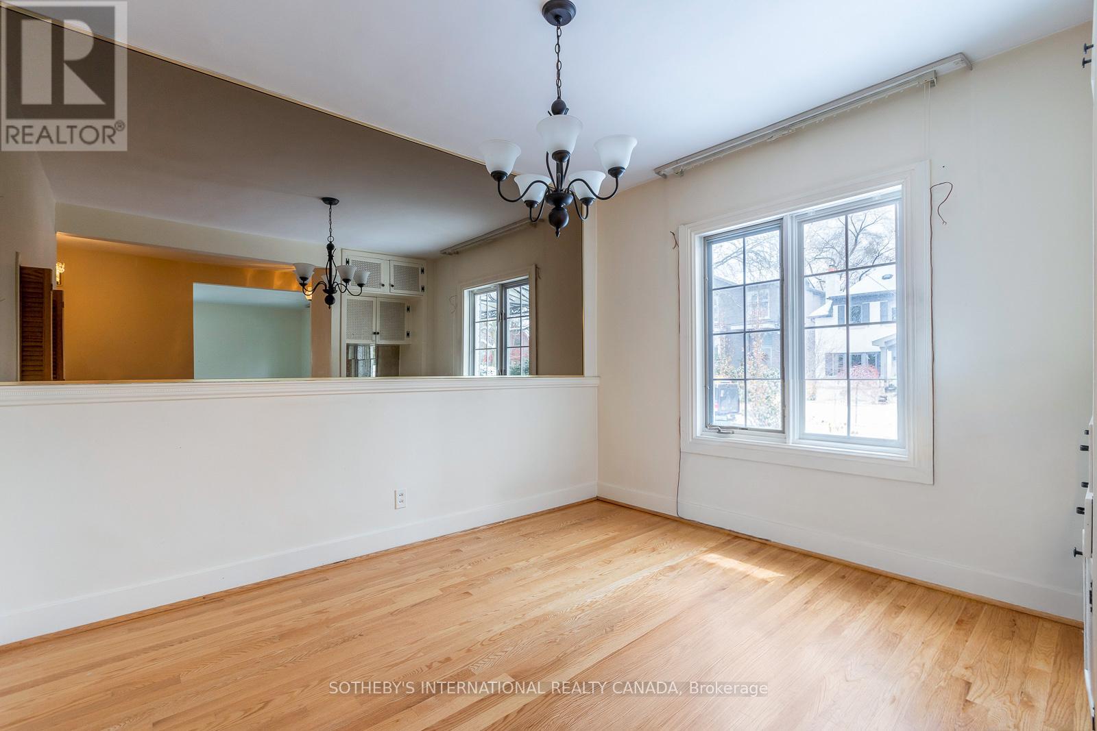 24 Douglas Crescent, Toronto, Ontario  M4W 2E7 - Photo 3 - C12598336