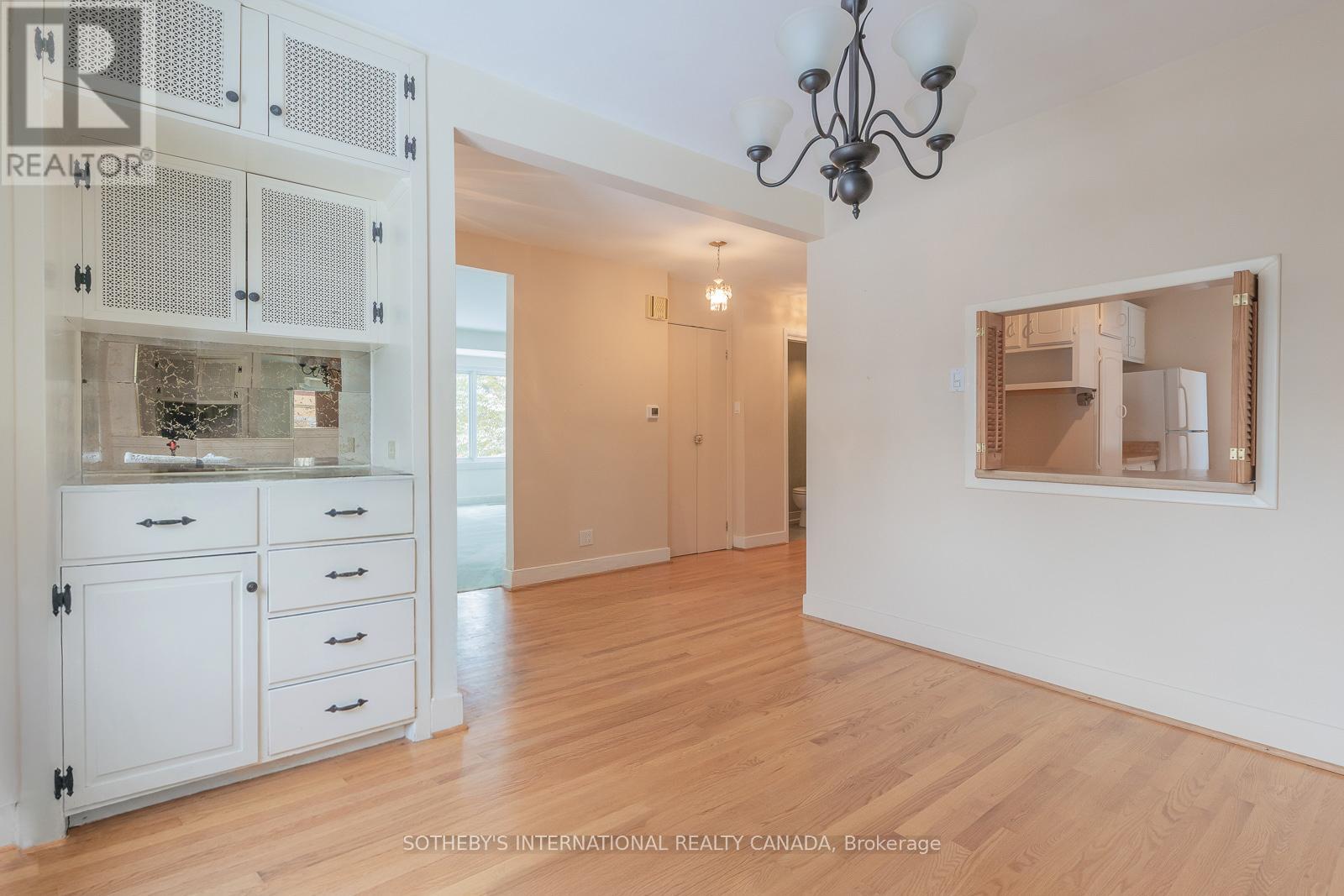 24 Douglas Crescent, Toronto, Ontario  M4W 2E7 - Photo 8 - C12598336