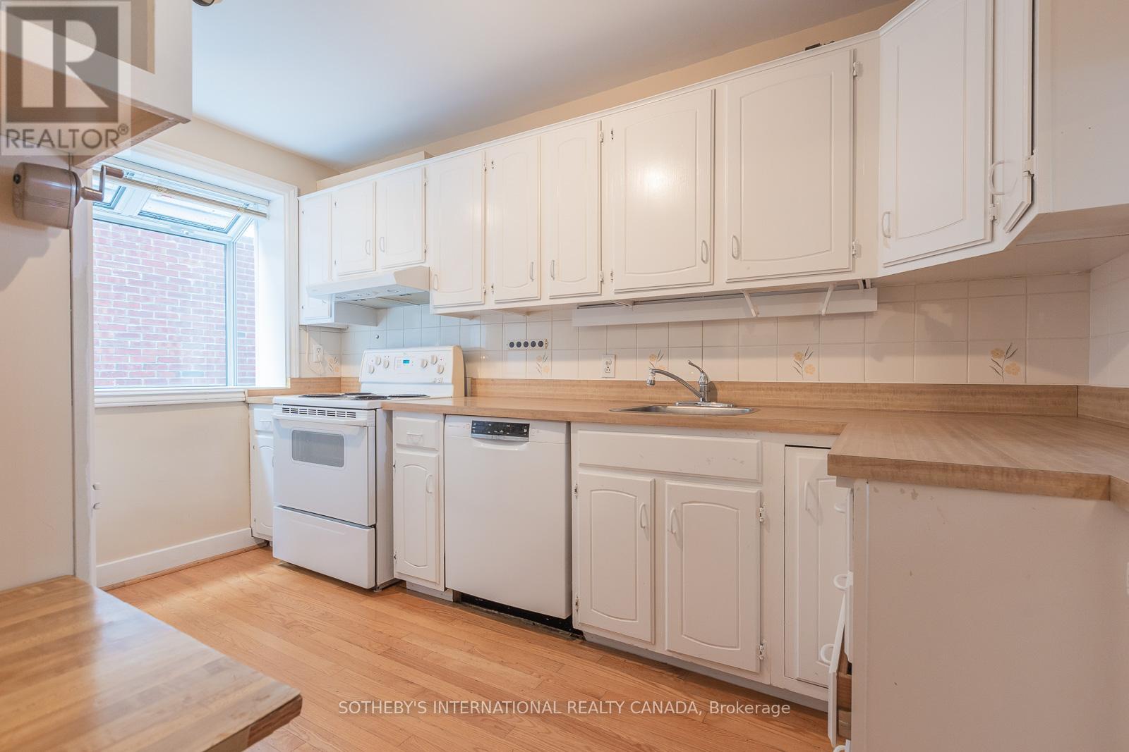 24 Douglas Crescent, Toronto, Ontario  M4W 2E7 - Photo 9 - C12598336