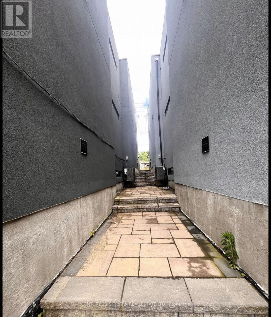 574 B Pharmacy Ave Avenue, Toronto (Clairlea-Birchmount), Ontario  M1L 3G9 - Photo 12 - E12598462